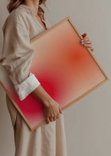 Cuadro decorativo de estilo minimalista y abstracto colocado en salón, composición abstracta en rojo vibrante, modelo Vibrant Red Glow
