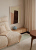 Cuadro decorativo de estilo minimalista y abstracto colocado en salón, composición abstracta en tonos cálidos, modelo Warm Accent