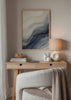 Gerahmtes Wandbild mit abstrakten Marmoradern in Off-White, Rauchgrau, Anthrazit und Graublau, fließenden Formen und modernem Stil für eine zeitgemäße Wandgestaltung. Erhältlich auf kudeko.com
