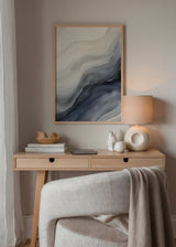 Gerahmtes Wandbild mit abstrakten Marmoradern in Off-White, Rauchgrau, Anthrazit und Graublau, fließenden Formen und modernem Stil für eine zeitgemäße Wandgestaltung. Erhältlich auf kudeko.com