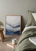 Quadro emoldurado com composição abstrata de camadas fluidas em azul-marinho, cinza pérola e branco quebrado, com efeito etéreo e estilo abstrato elegante. Disponível em kudeko.com