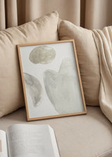 Wandbild mit Komposition aus abstrakten organischen Formen in Hellgrau, sanftem Beige und Off-White auf weißem Hintergrund, in einem klaren und ausgewogenen abstrakten Stil. Erhältlich auf kudeko.com