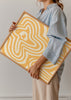 Gerahmtes Wandbild mit abstrakter Blume in Senfgelb und Weiß, wellenförmigen Linien, klarer grafischer Komposition und modernem Illustrationsstil. Erhältlich auf kudeko.com