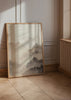 Wandbild mit ferner Berglandschaft in beigem Nebel, Taupegrau und Rauchbraun, mit Baumschichten und ruhigem Naturstil für harmonische Wandgestaltung. Erhältlich auf kudeko.com