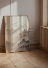 Wandbild mit ferner Berglandschaft in beigem Nebel, Taupegrau und Rauchbraun, mit Baumschichten und ruhigem Naturstil für harmonische Wandgestaltung. Erhältlich auf kudeko.com