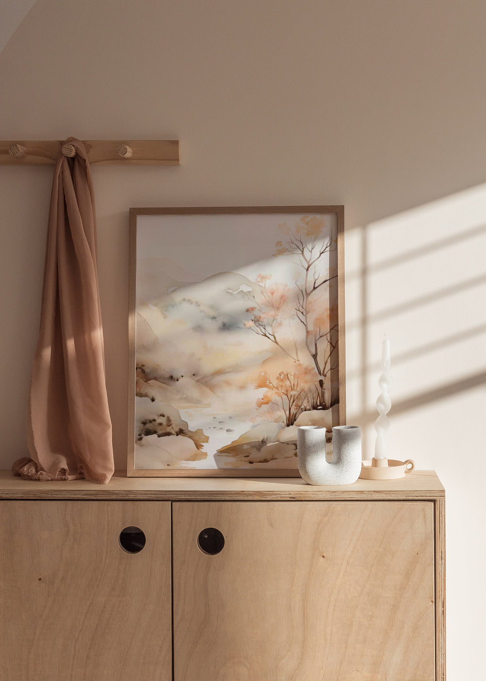 Cuadro decorativo de estilo minimalista y acuarela colocado en salón, paisaje de río en acuarela suave, modelo Paisaje Río Watercolor I