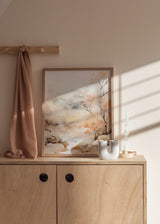 Cuadro decorativo de estilo minimalista y acuarela colocado en salón, paisaje de río en acuarela suave, modelo Paisaje Río Watercolor I