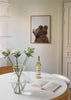Cuadro decorativo de estilo minimalista y animales colocado en habitación infantil, osito bebé en perfil sobre fondo claro, modelo Peekaboo Baby Bear Back