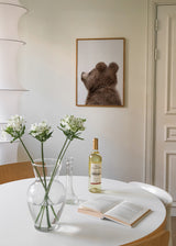 Cuadro decorativo de estilo minimalista y animales colocado en habitación infantil, osito bebé en perfil sobre fondo claro, modelo Peekaboo Baby Bear Back