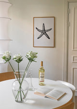 Cuadro decorativo de estilo minimalista y blanco_y_negro colocado en baño, estrella de mar vintage en blanco y negro, modelo Vintage Starfish
