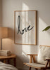 Cuadro decorativo de estilo minimalista y blanco_y_negro colocado en dormitorio, tipografía romántica en tonos neutros, modelo Neutral Love 09