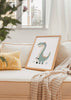 Cuadro decorativo de estilo minimalista y blanco_y_negro colocado en habitación infantil, dinosaurio azul infantil tierno, modelo Dinosaurio Azul Infantil III