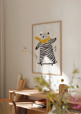 Quadro emoldurado com urso infantil sobre skate, fato às riscas pretas e brancas, cachecol mostarda, fundo claro e estilo delicado para quarto de criança. Disponível em kudeko.com