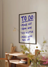 Cuadro decorativo de estilo minimalista y blanco_y_negro colocado en oficina, póster tipográfico creativo con lista to-do, modelo Creative To-Do List