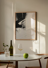 Abstraktes Wandbild mit schwarzen Flächen, Off-White, sanften Grautönen, diagonalen Linien und kontrastreicher Komposition im zeitgenössischen Stil. Erhältlich auf kudeko.com