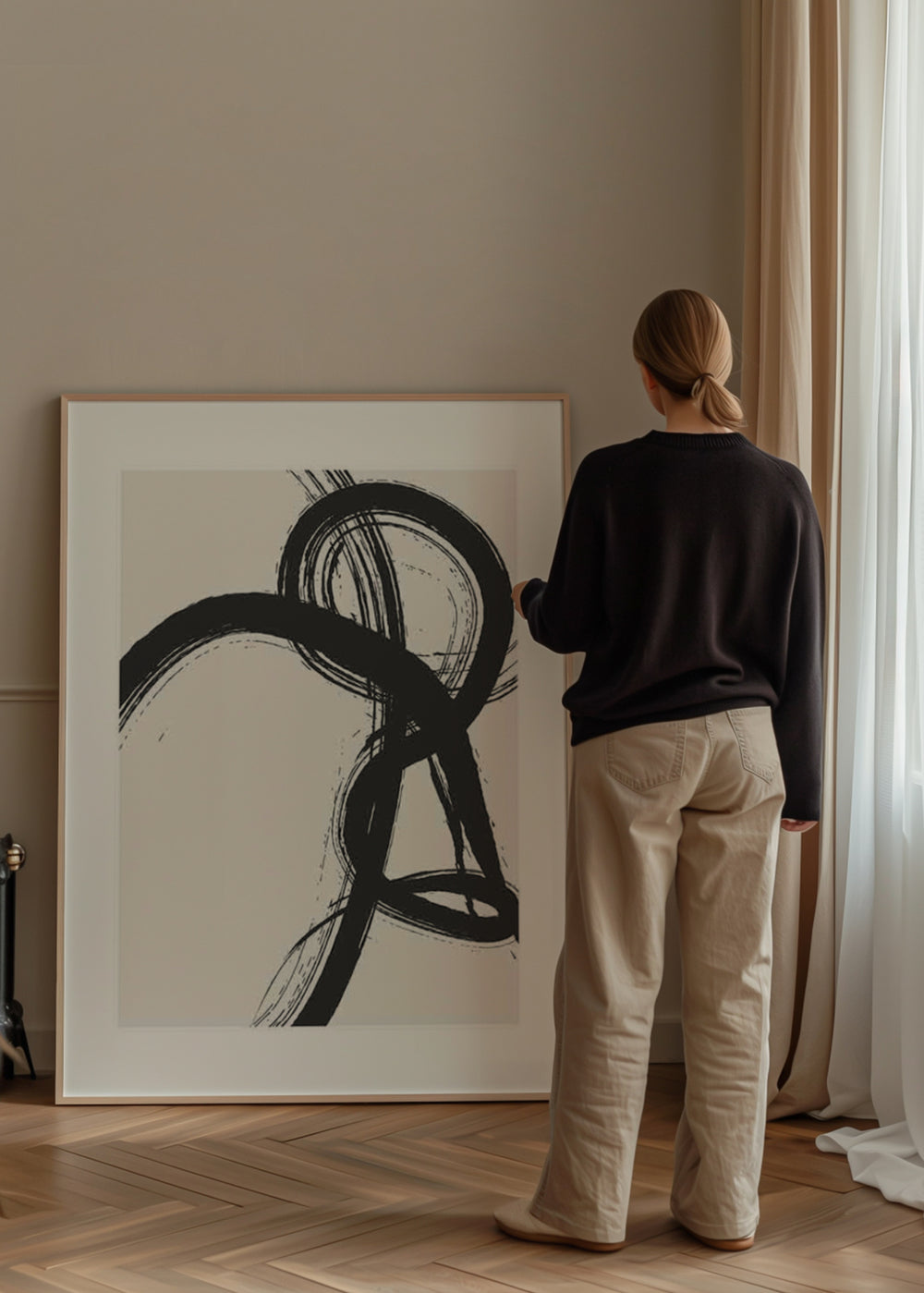 Tableau avec formes abstraites, lignes noires courbes sur fond beige clair, contraste marqué et style contemporain épuré. Disponible sur kudeko.com