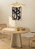 Quadro abstrato com linhas curvas pretas e fundo bege, estilo decorativo simples e moderno para a sala. Disponível em kudeko.com