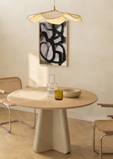 Quadro abstrato com linhas curvas pretas e fundo bege, estilo decorativo simples e moderno para a sala. Disponível em kudeko.com