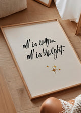 Cuadro decorativo de estilo minimalista y blanco_y_negro colocado en salón, frase decorativa minimalista con destellos dorados, modelo All Is Bright