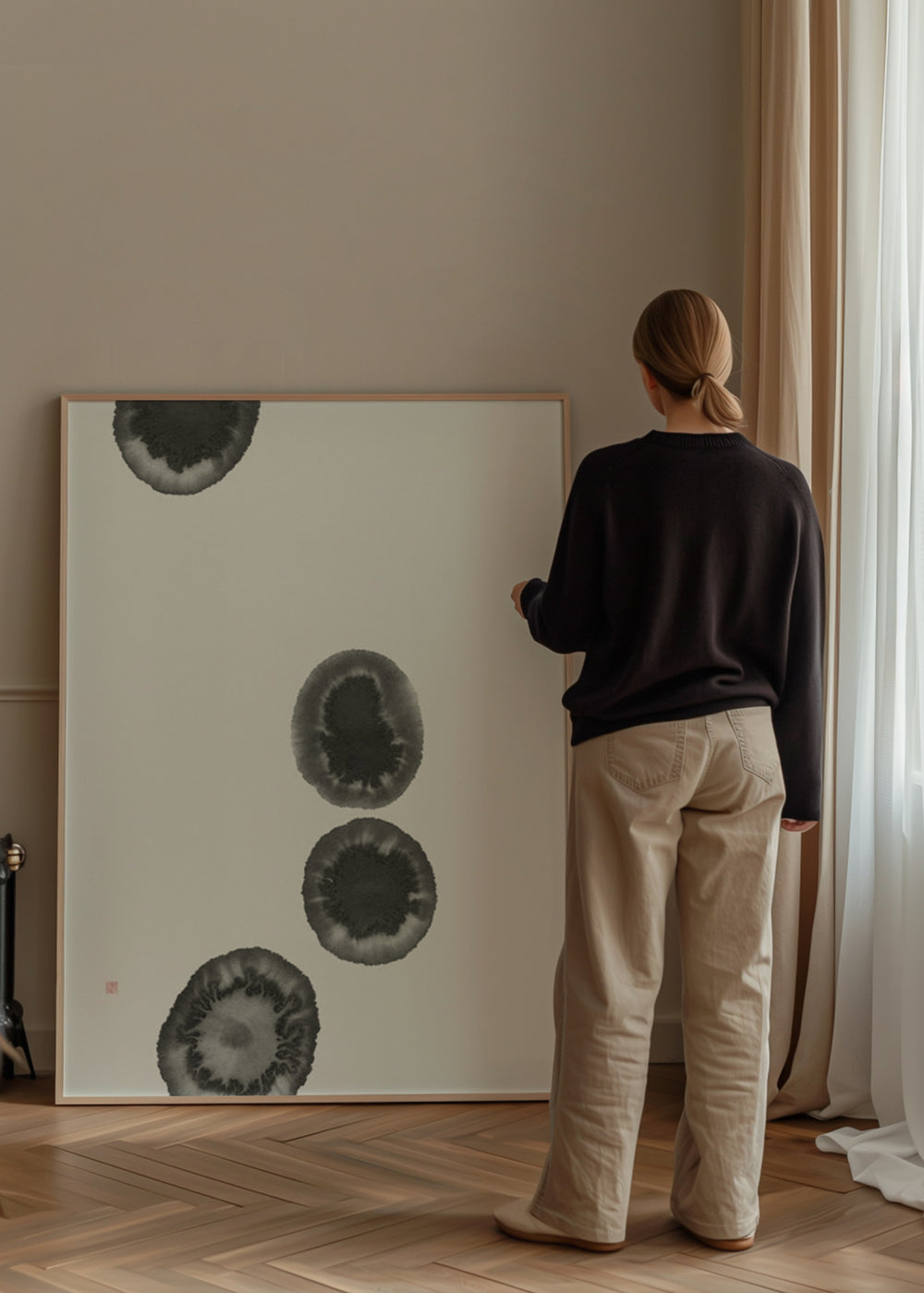 Minimalistisches japanisches Wandbild mit kreisförmigen Flecken in Sumi-e-Tinte, klarer und dekorativer Stil. Erhältlich auf kudeko.com