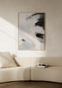 Tableau abstrait encadré avec larges formes blanches, gris clair et noires, lignes libres, gestes amples et style contemporain épuré. Disponible sur kudeko.com