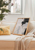 Cuadro decorativo de estilo minimalista y blanco_y_negro colocado en salón, composición abstracta de brochazos en blanco y negro, modelo Brochazos Artísticos V