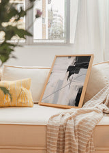 Cuadro decorativo de estilo minimalista y blanco_y_negro colocado en salón, composición abstracta de brochazos en blanco y negro, modelo Brochazos Artísticos V