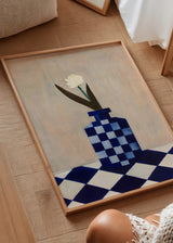 Wandbild mit blau weiß karierter Vase, weißer Blüte, dunklen Blättern, sanft beigem Hintergrund und zeitgenössischem Illustrationsstil. Erhältlich auf kudeko.com