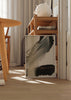 Cuadro decorativo de estilo minimalista y blanco_y_negro colocado en salón, composición abstracta en blanco, negro y beige, modelo Clue 1