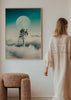 Wandbild mit Sprungbrett über Wolken, menschlichen Figuren in Schwarz-Weiß, großem hellem Mond, türkisfarbenem Himmel und surrealer Komposition im fotografischen Stil. Erhältlich auf kudeko.com