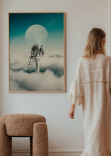 Wandbild mit Sprungbrett über Wolken, menschlichen Figuren in Schwarz-Weiß, großem hellem Mond, türkisfarbenem Himmel und surrealer Komposition im fotografischen Stil. Erhältlich auf kudeko.com