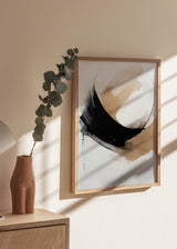 Gerahmtes Wandbild mit abstrakter Komposition, weißem Kreis, schwarzer Linie, sandbeigem Hintergrund und neutralen Details im modernen Stil. Erhältlich auf kudeko.com