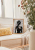 Cuadro decorativo de estilo minimalista y blanco_y_negro colocado en salón, figura femenina abstracta en tonos neutros, modelo Figure Veris Collection I