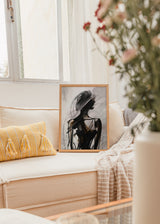 Cuadro decorativo de estilo minimalista y blanco_y_negro colocado en salón, figura femenina abstracta en tonos neutros, modelo Figure Veris Collection I