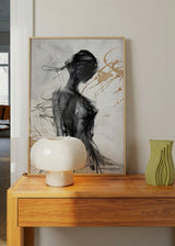 Quadro com figura feminina abstrata em preto, cinzento, branco e detalhes dourados, silhueta difusa e traços expressivos num estilo abstrato contemporâneo. Disponível em kudeko.com