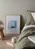 Cuadro decorativo de estilo minimalista y blanco_y_negro colocado en salón, gato negro en ventana azul, modelo Gato en la ventana