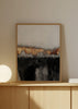 Cuadro decorativo de estilo minimalista y blanco_y_negro colocado en salón, abstracto en negro, gris y dorado, modelo Gloomy