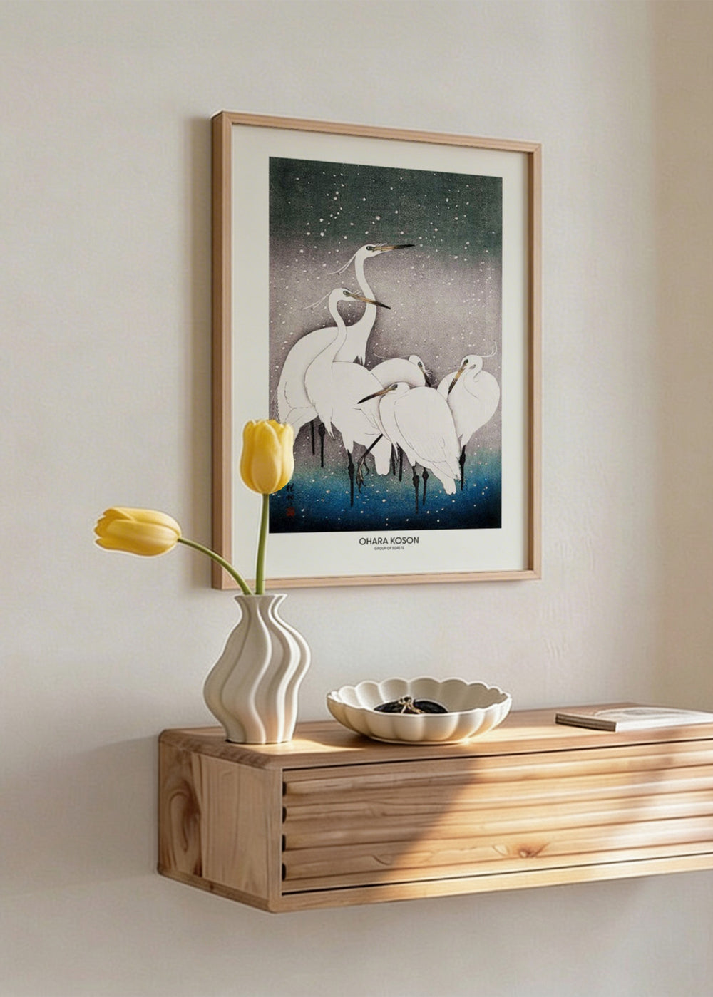 Cuadro decorativo de estilo minimalista y blanco_y_negro colocado en salón, grupo de garzas blancas elegantes, modelo Group of Egrets