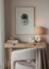Cuadro decorativo de estilo minimalista y blanco_y_negro colocado en salón, composición abstracta orgánica en blanco y negro, modelo Growth