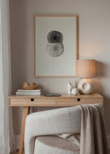 Cuadro decorativo de estilo minimalista y blanco_y_negro colocado en salón, composición abstracta orgánica en blanco y negro, modelo Growth
