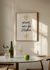Quadro com frase coming home for Christmas em preto, fundo branco, flocos de neve dourados e estilo com frases minimalista para decoração de Natal. Disponível em kudeko.com