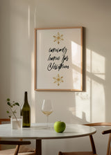 Quadro com frase coming home for Christmas em preto, fundo branco, flocos de neve dourados e estilo com frases minimalista para decoração de Natal. Disponível em kudeko.com
