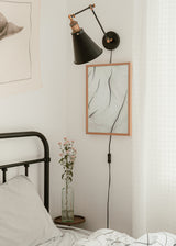 Cuadro decorativo de estilo minimalista y blanco_y_negro colocado en salón, composición abstracta de líneas orgánicas, modelo Ilusión Artística I