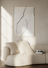 Cuadro decorativo de estilo minimalista y blanco_y_negro colocado en salón, líneas abstractas orgánicas en blanco y negro, modelo Ilusión Artística II