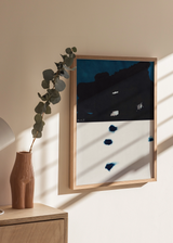 Cuadro decorativo de estilo minimalista y blanco_y_negro colocado en salón, composición abstracta en azul y negro, modelo Indigo Ink Abstract