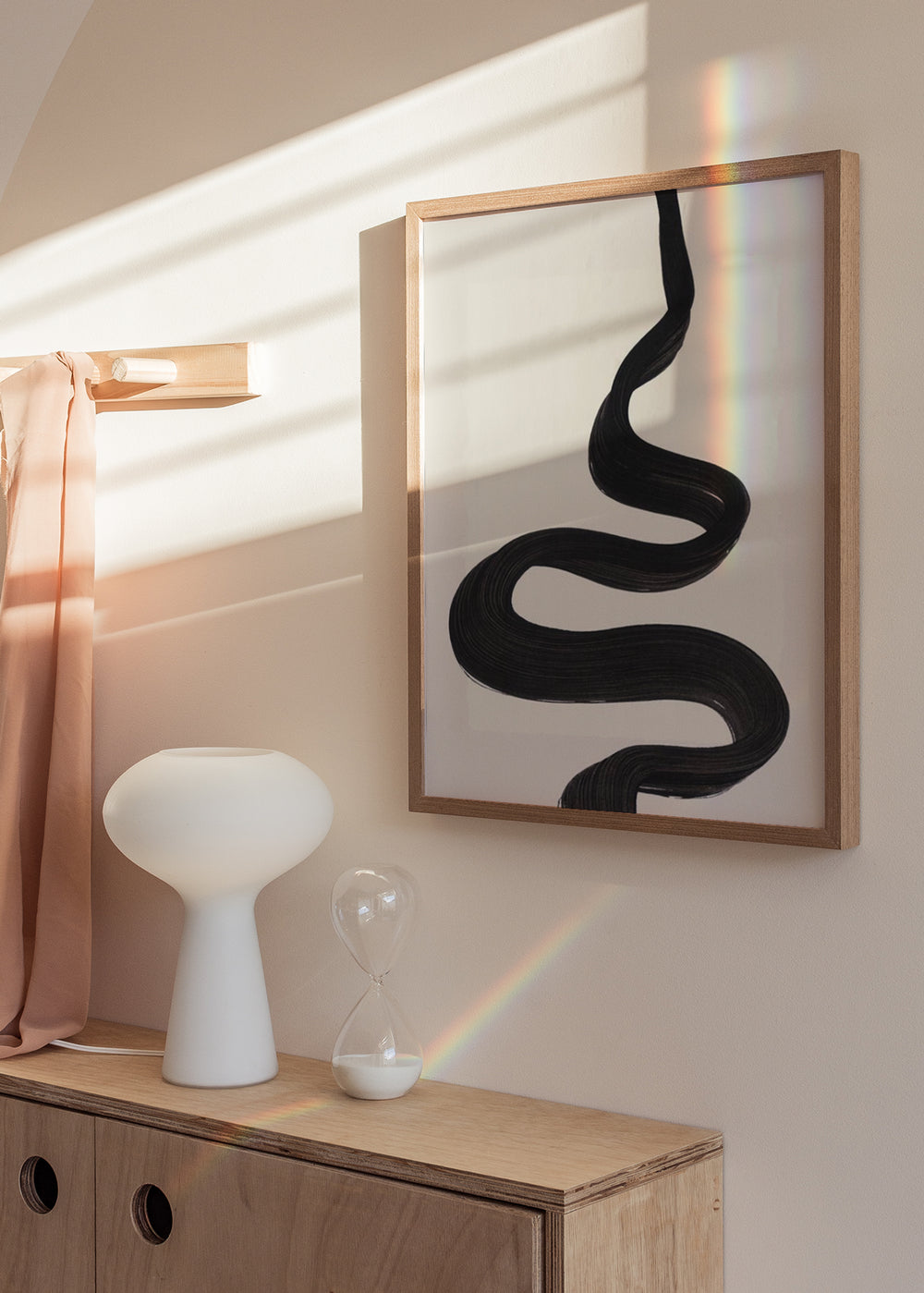 Tableau avec ligne noire sinueuse sur fond blanc cassé, composition organique contrastée et style minimaliste pour décoration murale contemporaine. Disponible sur kudeko.com