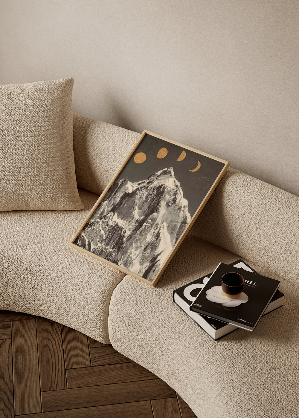 Gerahmtes Wandbild mit großem schneebedecktem Berg in Schwarz-Weiß, goldenen Kreisen und Monden auf dunklem Hintergrund, im Natur- und Landschaftsstil. Erhältlich auf kudeko.com