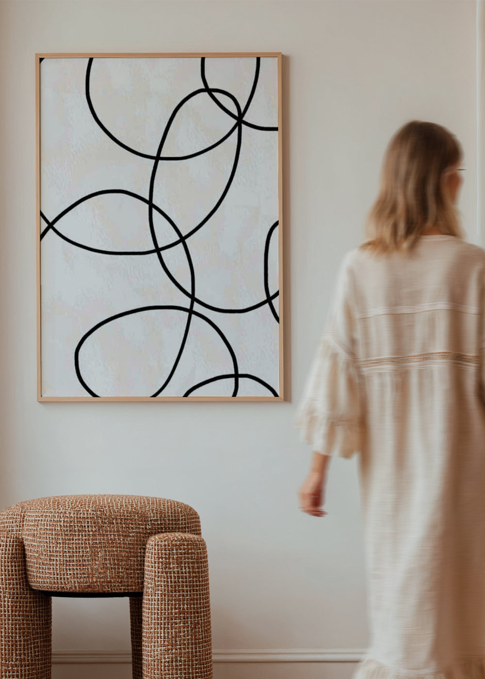 Tableau avec lignes courbes noires entrelacées sur fond blanc cassé, composition abstraite épurée, palette neutre et style minimaliste pour décoration murale contemporaine. Disponible sur kudeko.com
