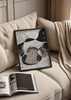 Tableau avec formes organiques superposées en noir, gris fumée, beige et blanc cassé, dans un style abstrait sur fond texturé équilibré et contemporain. Disponible sur kudeko.com