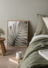 Cuadro decorativo de estilo minimalista y blanco_y_negro colocado en salón, hojas de palma en blanco y negro, modelo Palm Leaves 22